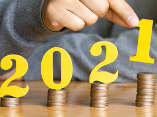 Mann-Muenzstapel-2021-286971398-AS-Pcess609