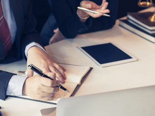 Anzugtraeger-Anzugtraegerin-Laptop-Richterhammer-284557160-AS-amnaj