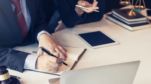 Anzugtraeger-Anzugtraegerin-Laptop-Richterhammer-284557160-AS-amnaj