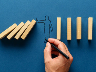 Hand-Dominosteine-Stift-Figur-290515351-AS-Gajus