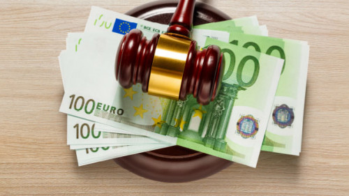 Richterhammer-Geldscheine-122406556-AS-Sergey-Yarochkin