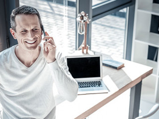 Mann-Buero-Telefon-196312693-FO-zinkevych