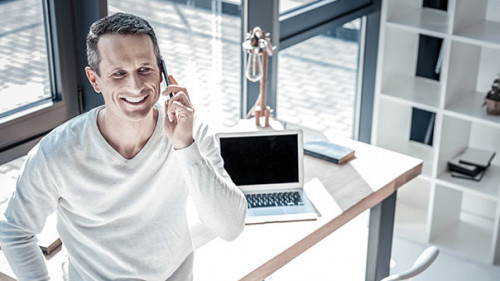 Mann-Buero-Telefon-196312693-FO-zinkevych