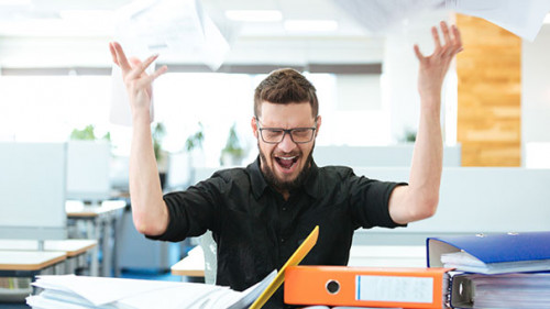 Mann-zornig-wirft-Papier-103504616-AS-Drobot-Dean