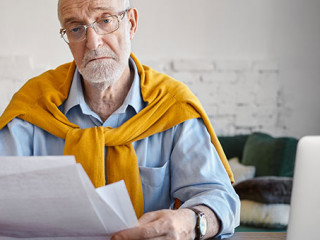 Mann-Papier-Laptop-216331003-FO-Anatoliy-Karlyuk