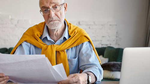 Mann-Papier-Laptop-216331003-FO-Anatoliy-Karlyuk