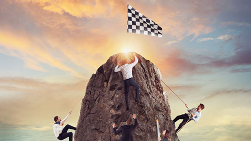 Anzugtraeger-erklettern-Berg-281129915-AS-alphaspirit