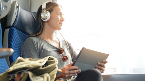 Frau-Zug-Tablet-237223825-AS-goodluz