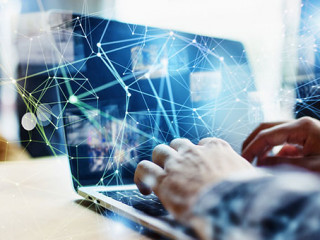 Anzugtraeger-Laptop-Netzwerk-287648752-AS-alphaspirit