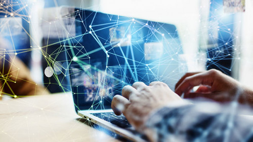 Anzugtraeger-Laptop-Netzwerk-287648752-AS-alphaspirit