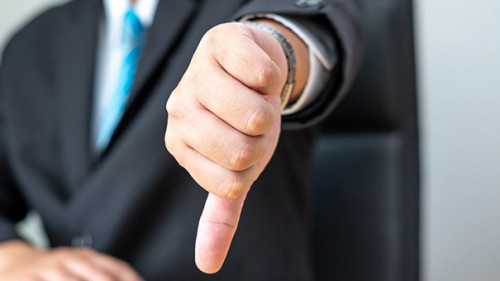 Anzugtraeger-Daumen-runter-291312805-AS-supat