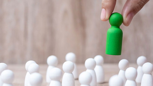 Hand-Spielfigur-gruen-296127764-AS-Jo-Panuwat-D