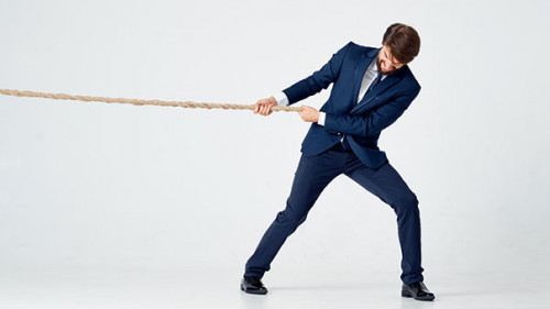 Anzugtraeger-zieht-an-Seil-226324475-FO-SHOTPRIME-STUDIO