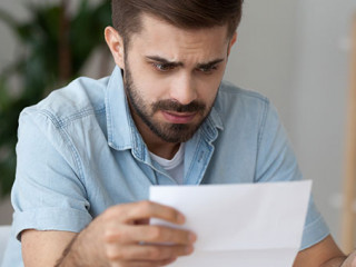 Mann-Brief-Unverstaendnis-235302131-AS-fizkes