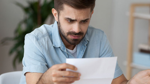 Mann-Brief-Unverstaendnis-235302131-AS-fizkes