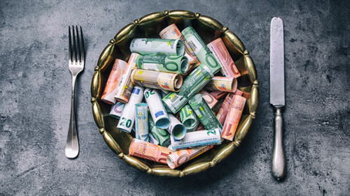 Teller-Besteck-Geldscheine-126531953-FO-weyo