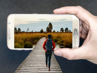 Hand-Smartphone-Wanderer-4352675-PB-Tumisu