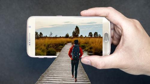 Hand-Smartphone-Wanderer-4352675-PB-Tumisu