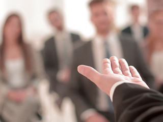 Anzugtraeger-Weiterbildung-254293442-AS-ASDF