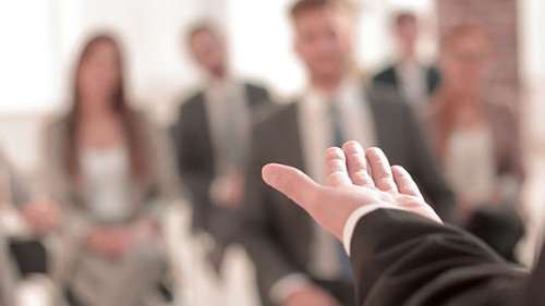 Anzugtraeger-Weiterbildung-254293442-AS-ASDF