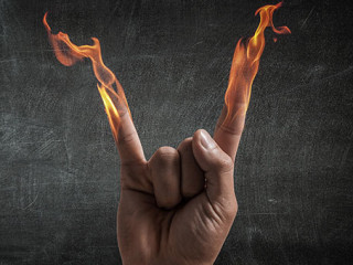 Mano-Cornuta-194068569-FO-Sergey-Nivens