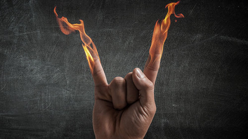 Mano-Cornuta-194068569-FO-Sergey-Nivens