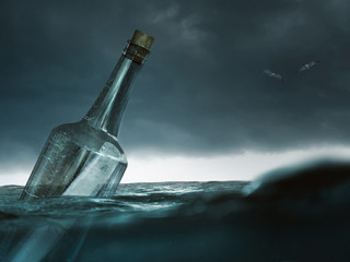 Flaschenpost-im-Meer-182995086-FO-lassedesignen