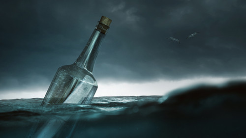 Flaschenpost-im-Meer-182995086-FO-lassedesignen