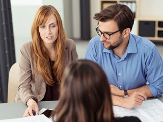 Paar-Anzugtraegerin-83238850-AS-contrastwerkstatt