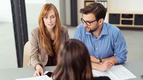 Paar-Anzugtraegerin-83238850-AS-contrastwerkstatt