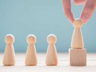 Hand-Spielfiguren-216616266-AS-oatawa