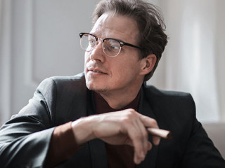 Anzugtraeger-Zigarre-224801336-FO-olly