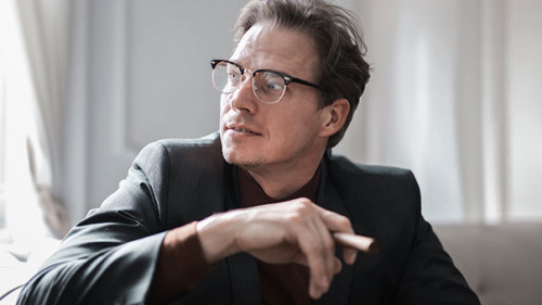 Anzugtraeger-Zigarre-224801336-FO-olly