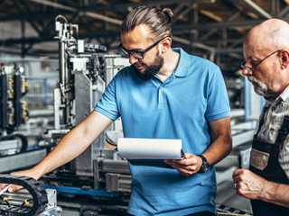 Fabrik-Arbeiter-285915858-AS-bedya