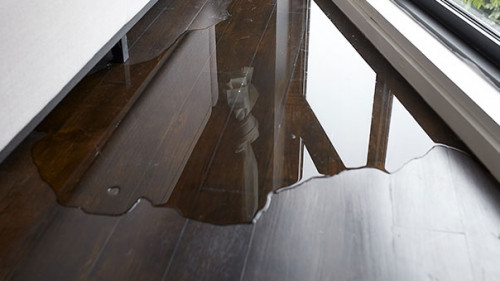 Fußboden-nass-272209188-AS-SOMPETCH