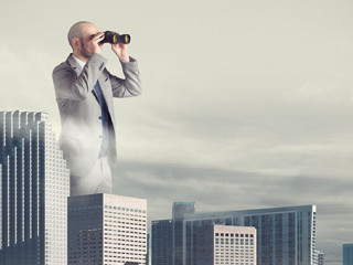 Anzugtraeger-Fernglas-196665923-FO-alphaspirit