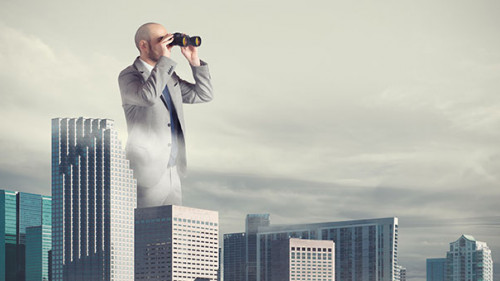 Anzugtraeger-Fernglas-196665923-FO-alphaspirit