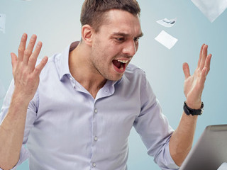 Mann-wuetend-Laptop-Papier-90326130-FO-Syda-Productions