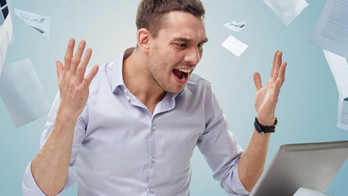 Mann-wuetend-Laptop-Papier-90326130-FO-Syda-Productions