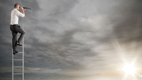 Anzugtraeger-Leiter-Fernglas-139016335-AS-alphaspirit