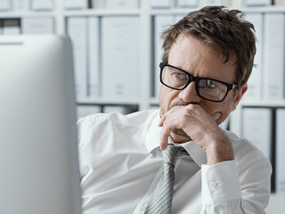 Anzugtraeger-Display-207888353-AS-StockPhotoPro