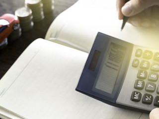 Mann-Auto-Taschenrechner-294443834-AS-Chaiyuth