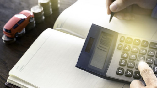 Mann-Auto-Taschenrechner-294443834-AS-Chaiyuth