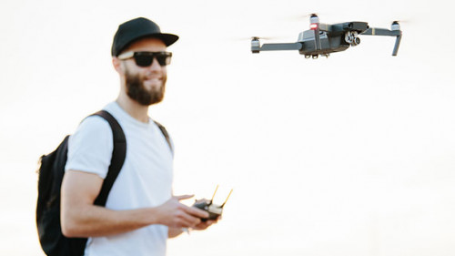 Mann-Drohne-192987059-AS-4Max