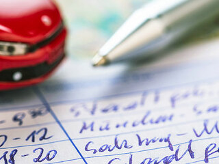 Auto-Fahrtenbuch-Stift-62727789-FO-Gina-Sanders