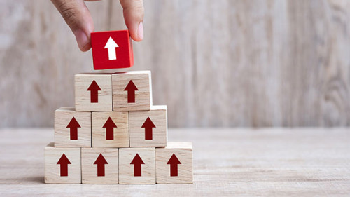 Hand-Kloetze-Pfeile-297959293-AS-Jo-Panuwat-D