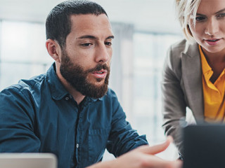 Mann-Frau-Laptop-266512558-AS-SFIO-CRACHO