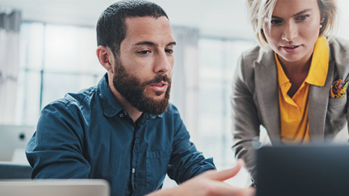 Mann-Frau-Laptop-266512558-AS-SFIO-CRACHO