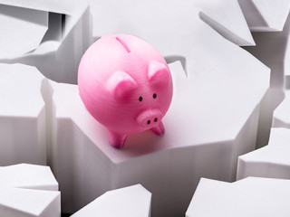 Sparschwein-Erdbeben-211316762-FO-Andrey-Popov