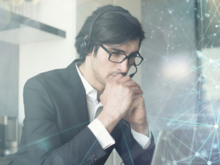 Anzugtraeger-Headset-Laptop-277874469-AS-alphaspirit